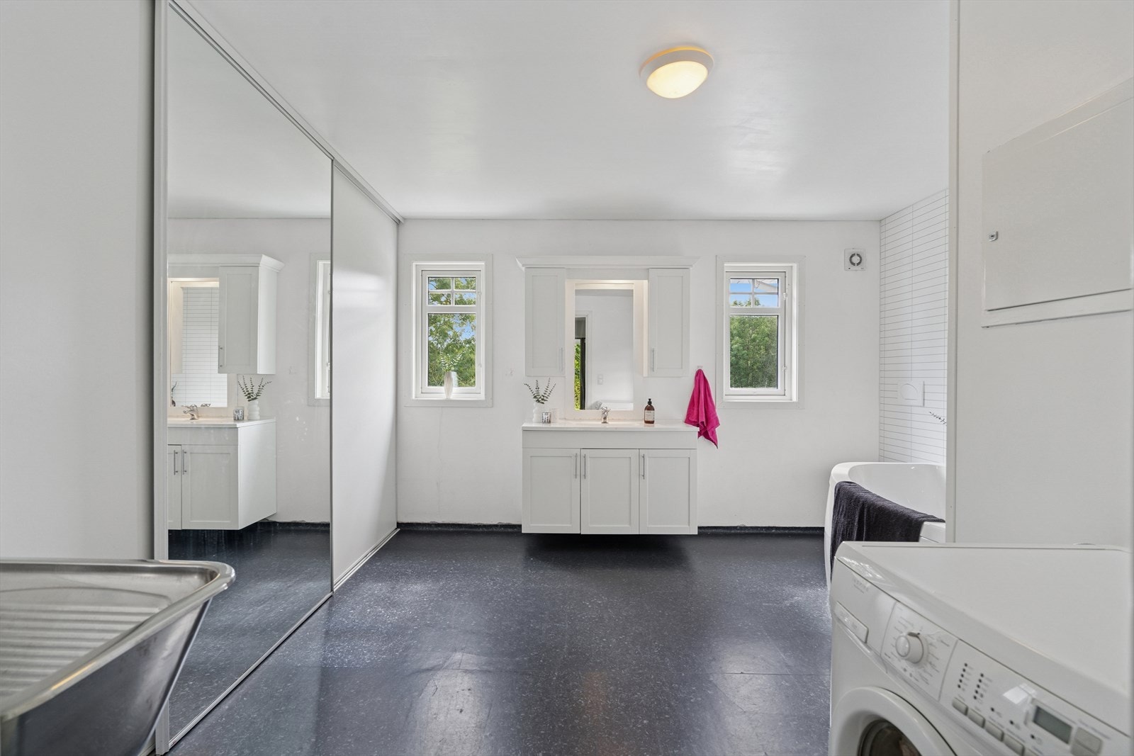 Stort bad/vaskerom i 1. etg. Galleribilde