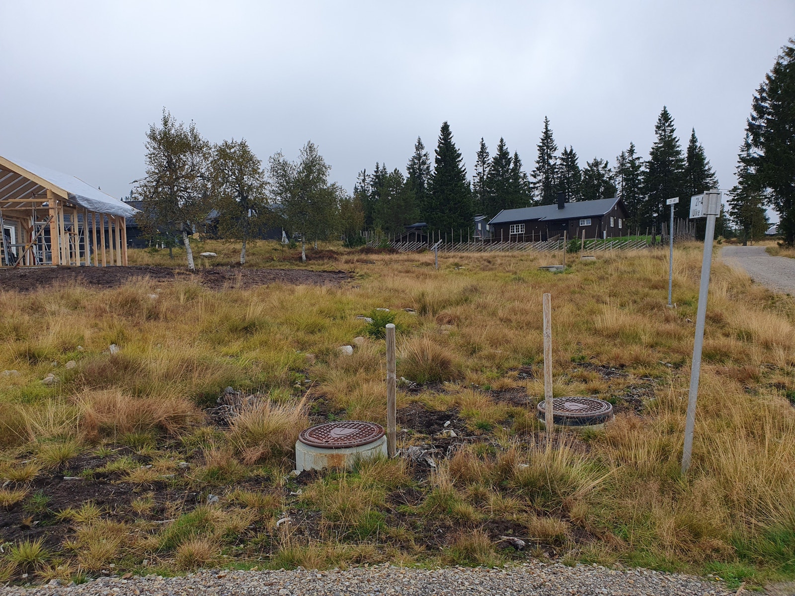 Utsikt mot tomta fra veien nedenfor. Galleribilde