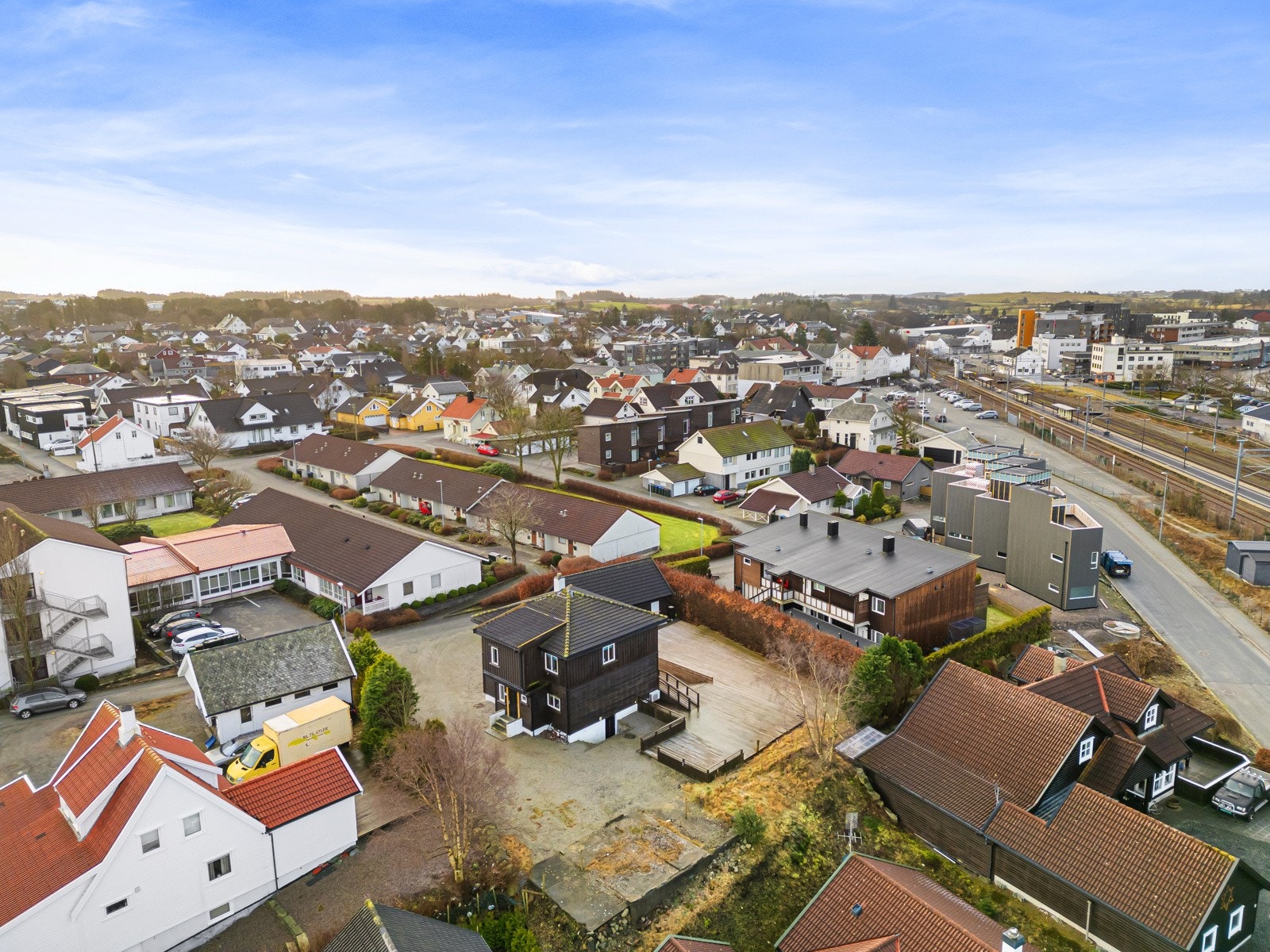 Dagligvarehandelen kan blant annet gjøres på Kiwi og Coop Mega. Amfi Nærbø har ca. 30 butikker og andre virksomheter, inkludert apotek, vinmonopol og bokhandel. Stavanger og Bryne ligger også godt innen rekkevidde via offentlig kommunikasjon eller bil. Galleribilde