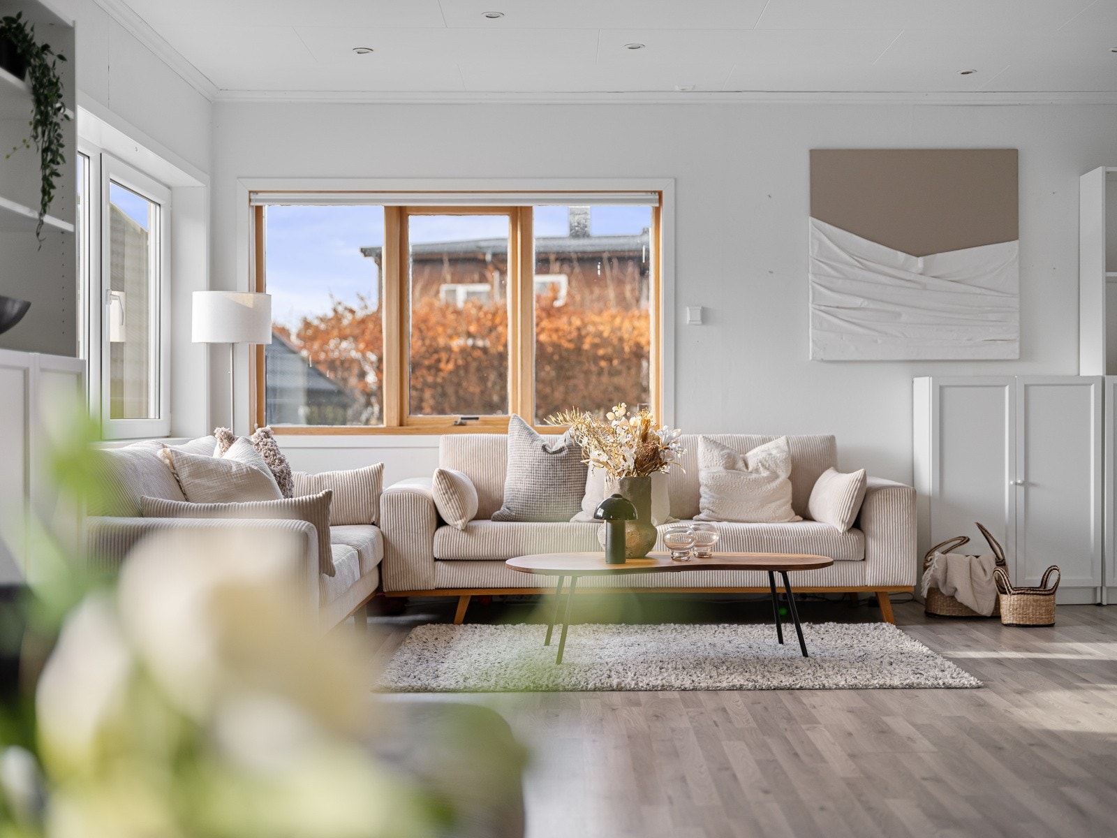 På gulv er det laminat og veggene er hvitemalte. Noen vegger er malt i kontrastfarger. I tak er det flere spotter som gir god belysning. Galleribilde