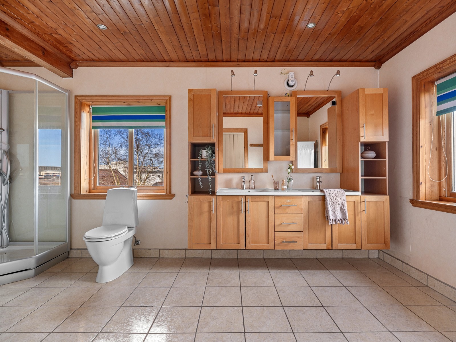 Her er det også toalett, badekar og dusjkabinett. Galleribilde