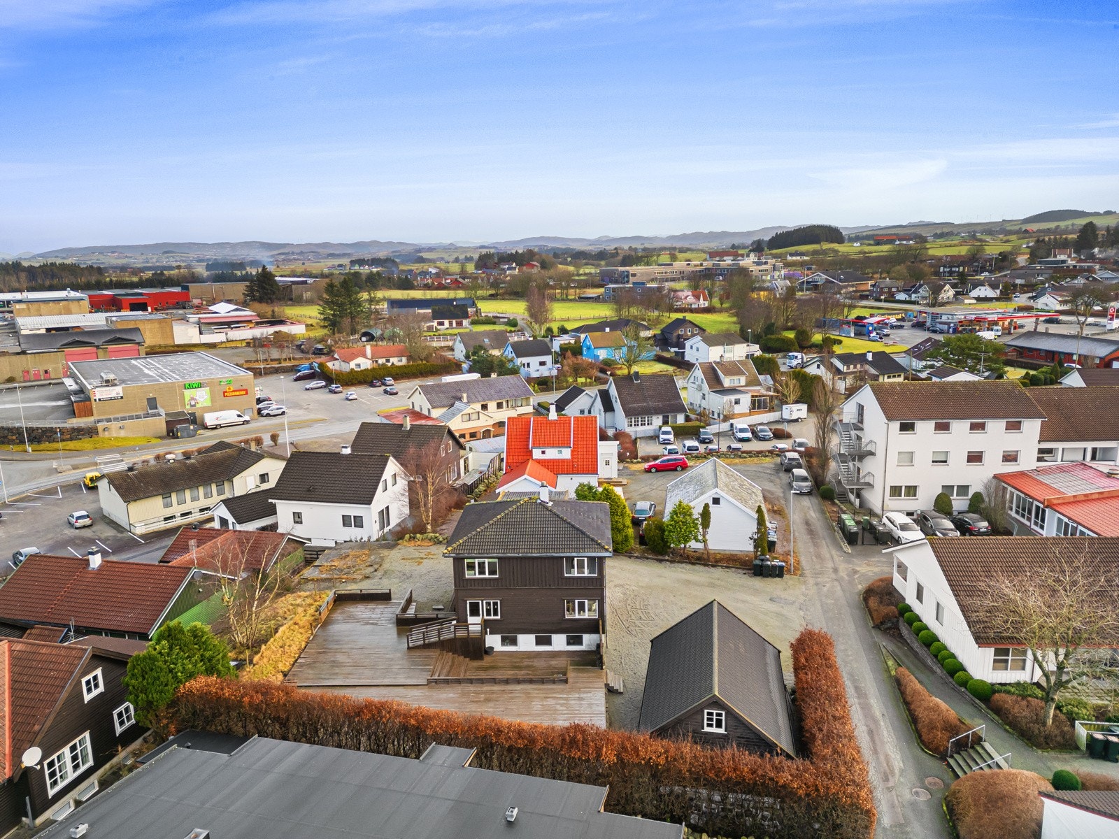 Nærbø stasjon ligger i kort gangavstand og betjenes av lokaltog mellom Stavanger og Egersund, og på ca. 38 minutter er du i Stavanger sentrum. Galleribilde