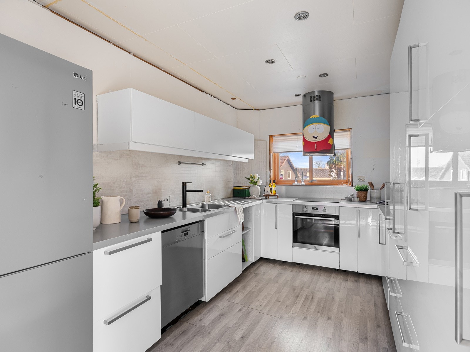 Kjøkkenet er delvis adskilt fra stuen. Hvitevarer medfølger ikke. Galleribilde