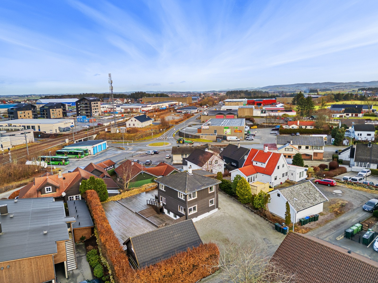 Enebolig med romslig tomt på ca. 890 kvm midt i Nærbø sentrum. Galleribilde