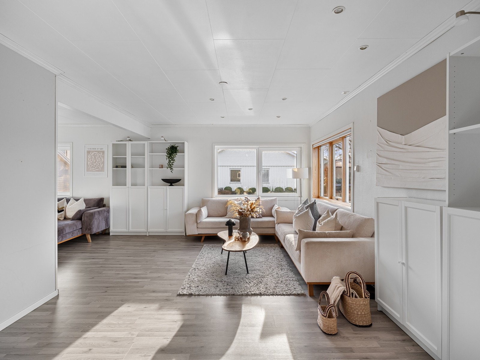 Store og gode vindusflater som slipper inn godt med naturlig lys Galleribilde