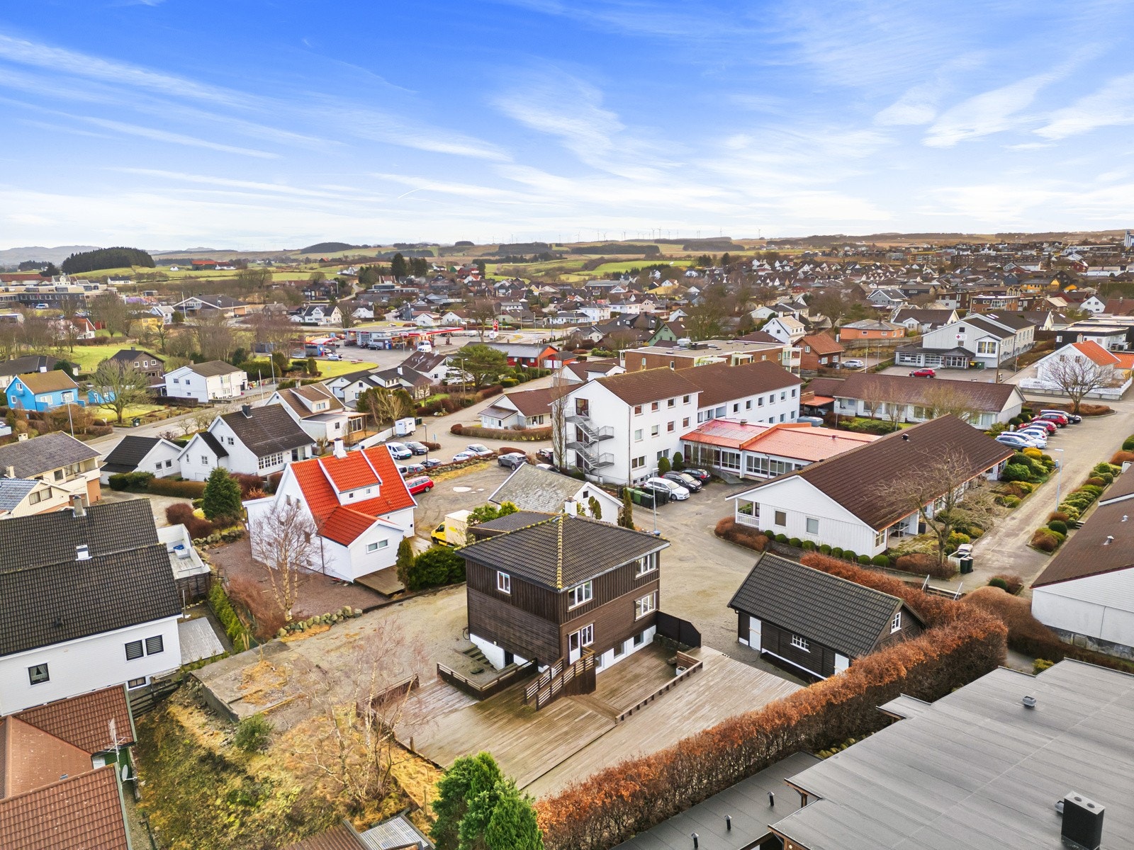 Eiendommen ligger i sentrale omgivelser på Nærbø. Området har kort vei til friluftsområder, strand og offentlig kommunikasjon, og det er umiddelbar nærhet til skole og barnehage. Galleribilde