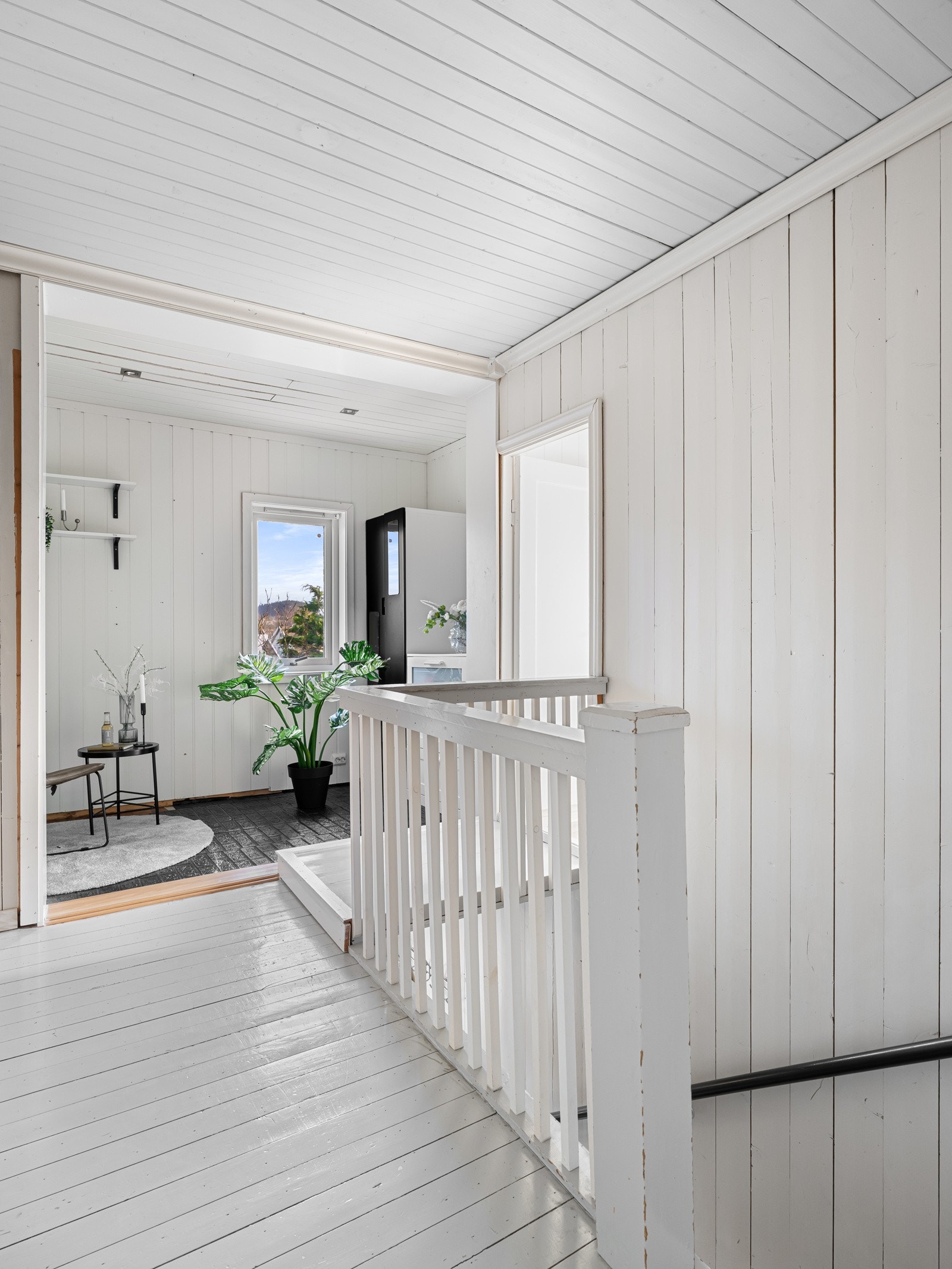 Opp trappen har man en romslig gang/kontor, 3 soverom, bad og bod. Galleribilde