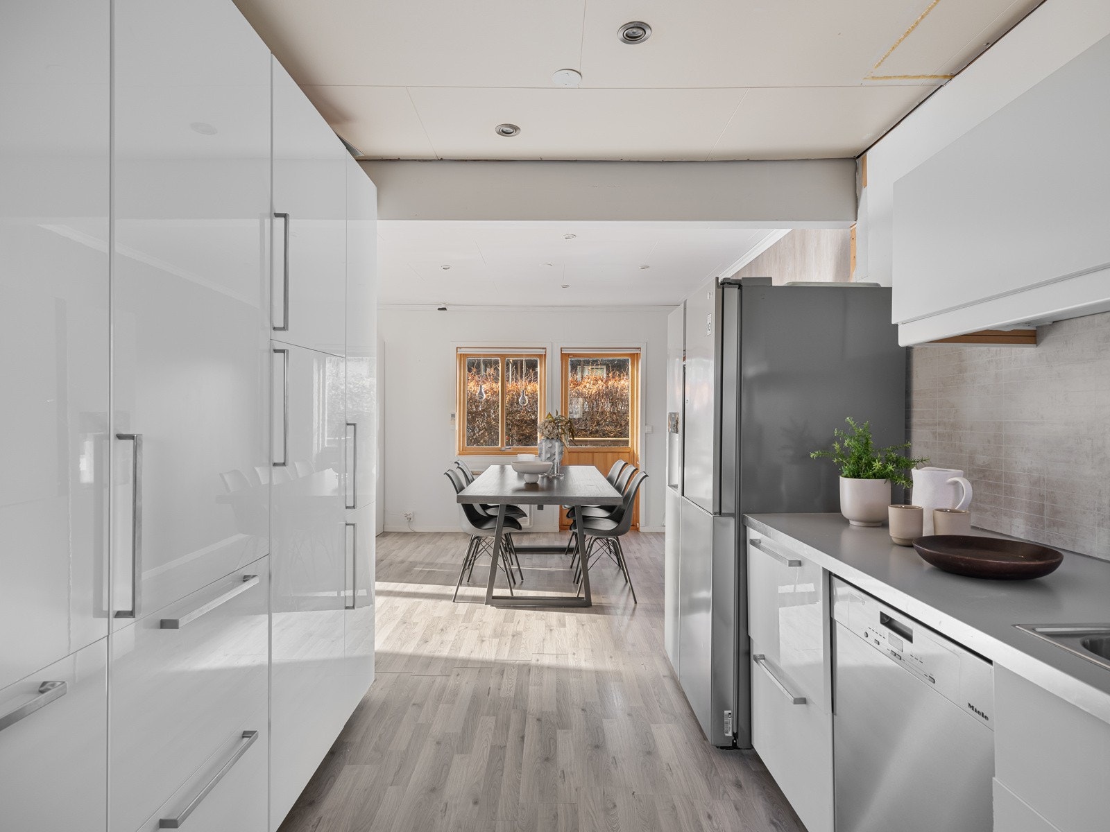 Kjøkkenet har god lagringsplas i høyskap Galleribilde