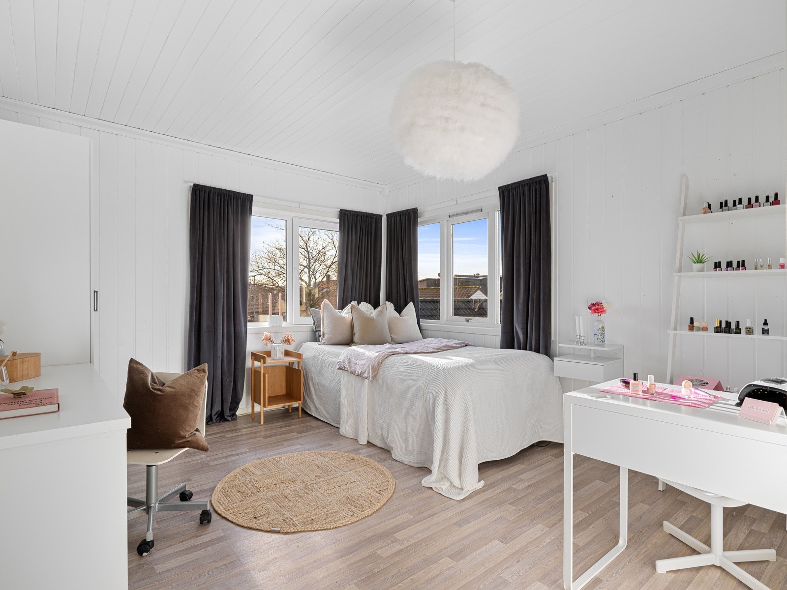 De andre soverommene er også av god størrelse med plass til seng, nattbord og garderobeskap. Galleribilde