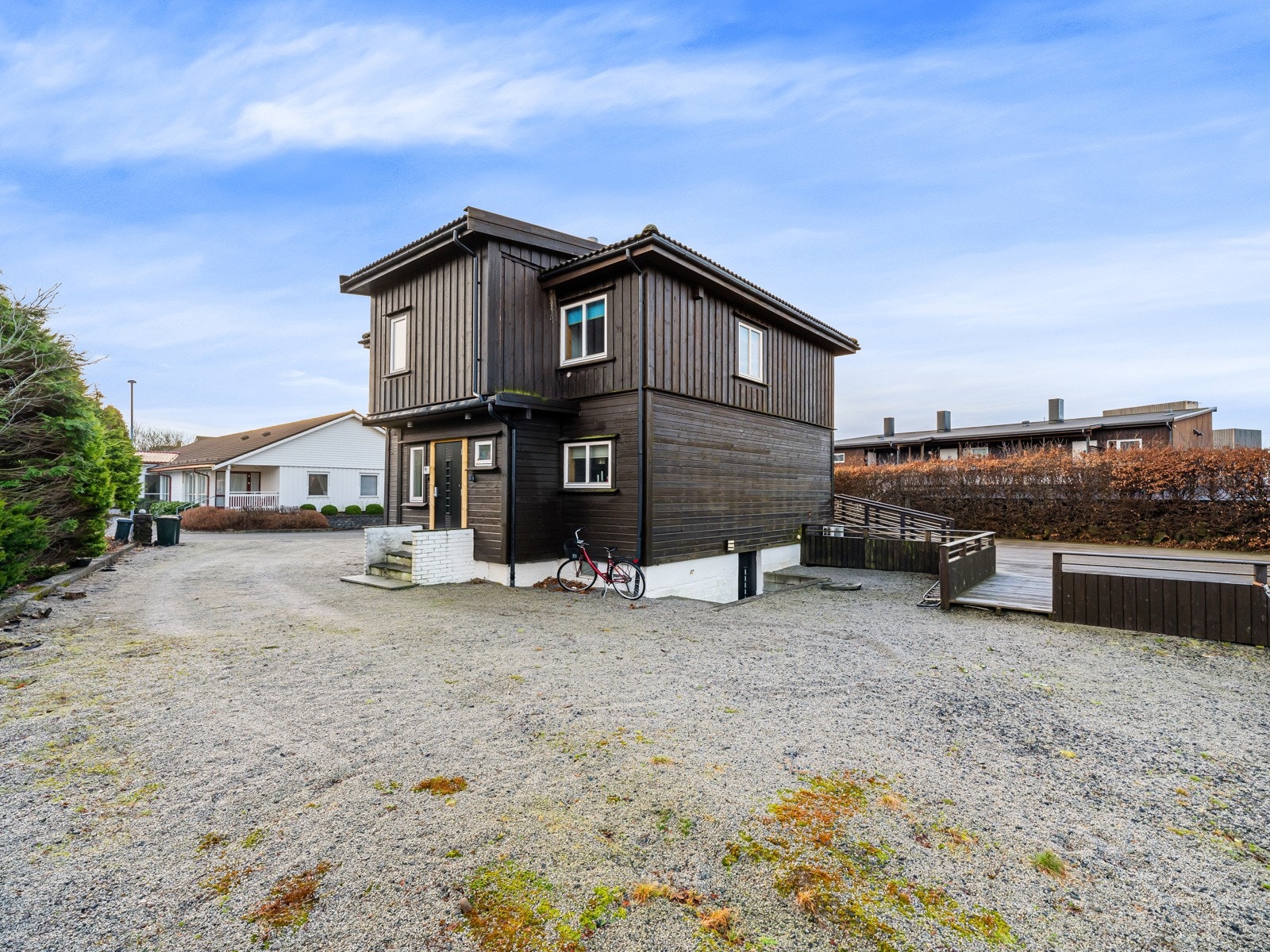 Fra eiendommen er det ikke langt å gå til Motland Barneskole og Bø skole, For elever i ungdomstrinnene er det kort vei til Nærbø ungdomsskole. Galleribilde