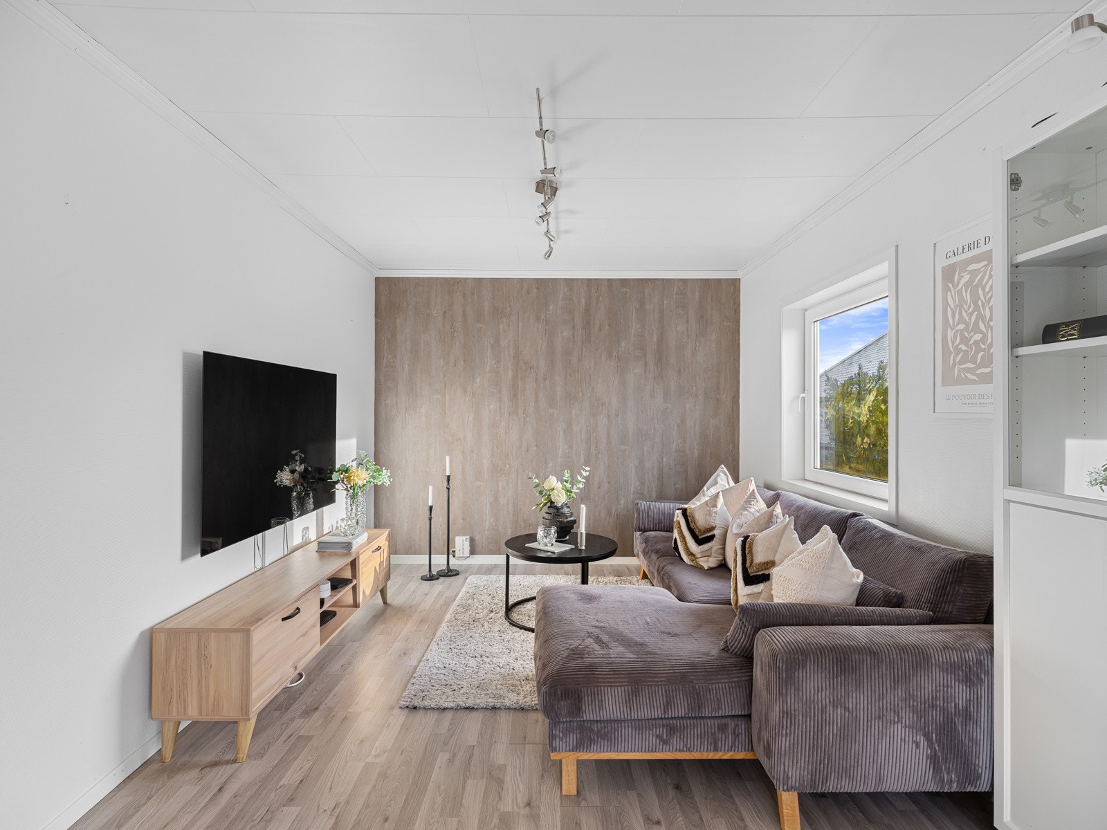 Noen vegger er malt/tapetsert i kontrastfarger Galleribilde