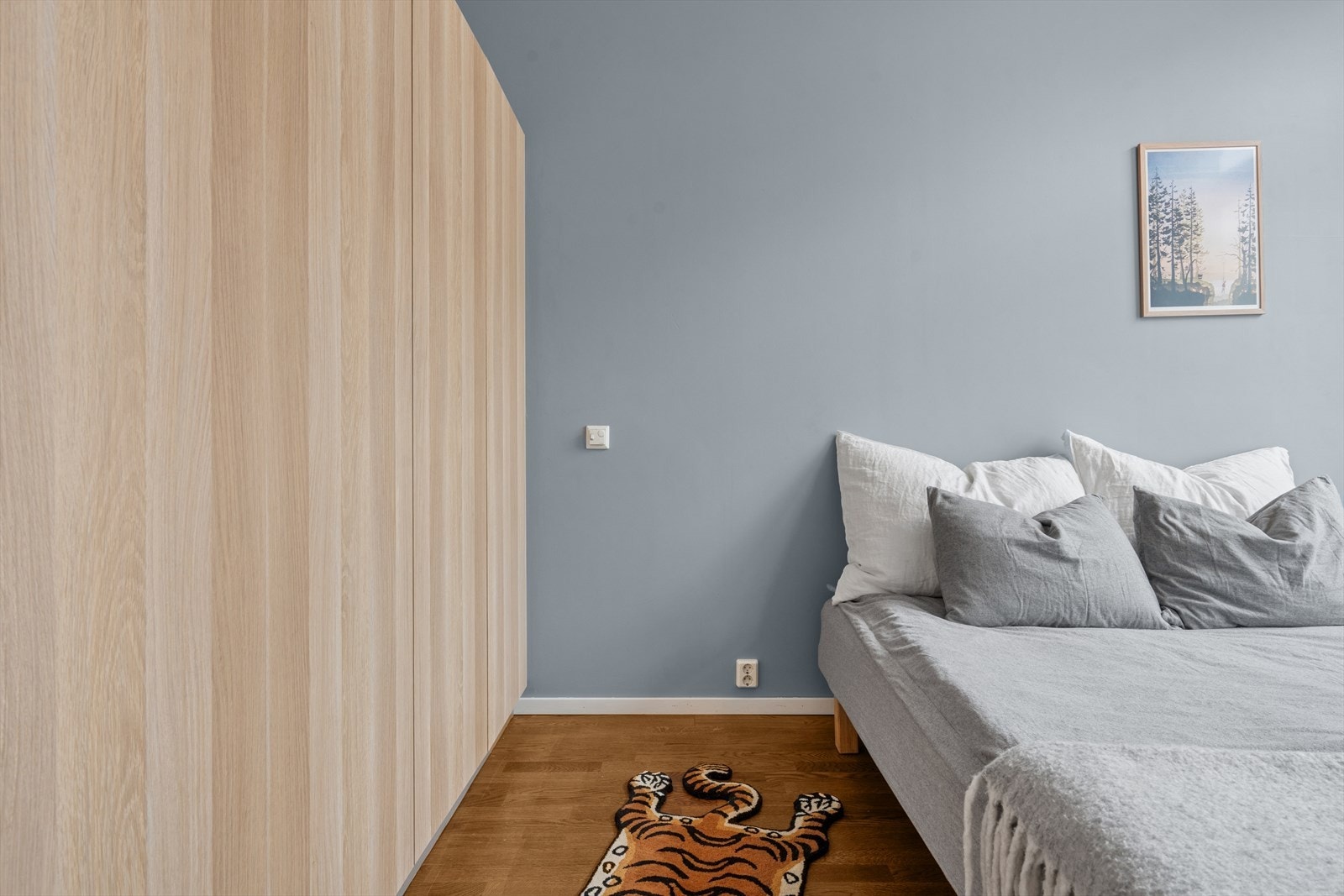 Rikelig med lagringsplass i et tilhørende stort garderobeskap. Galleribilde