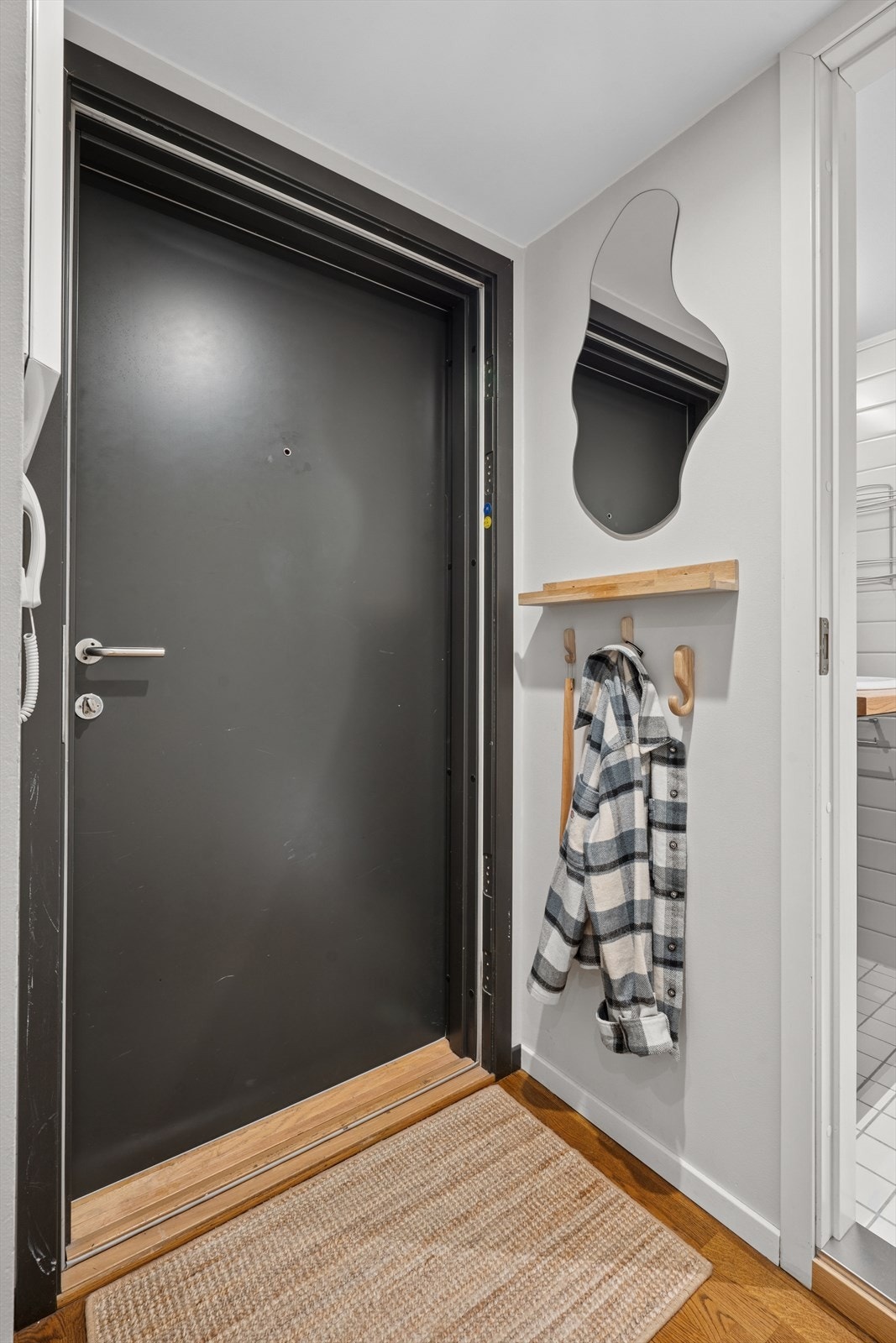 Éntre med plass til å sette fra seg sko og henge fra seg yttertøy. Galleribilde