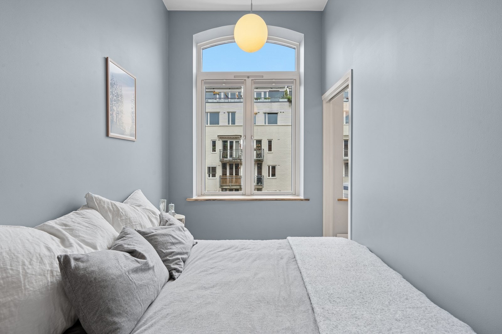 Rommet er vendt ut mot en lite trafikkert gate. Galleribilde