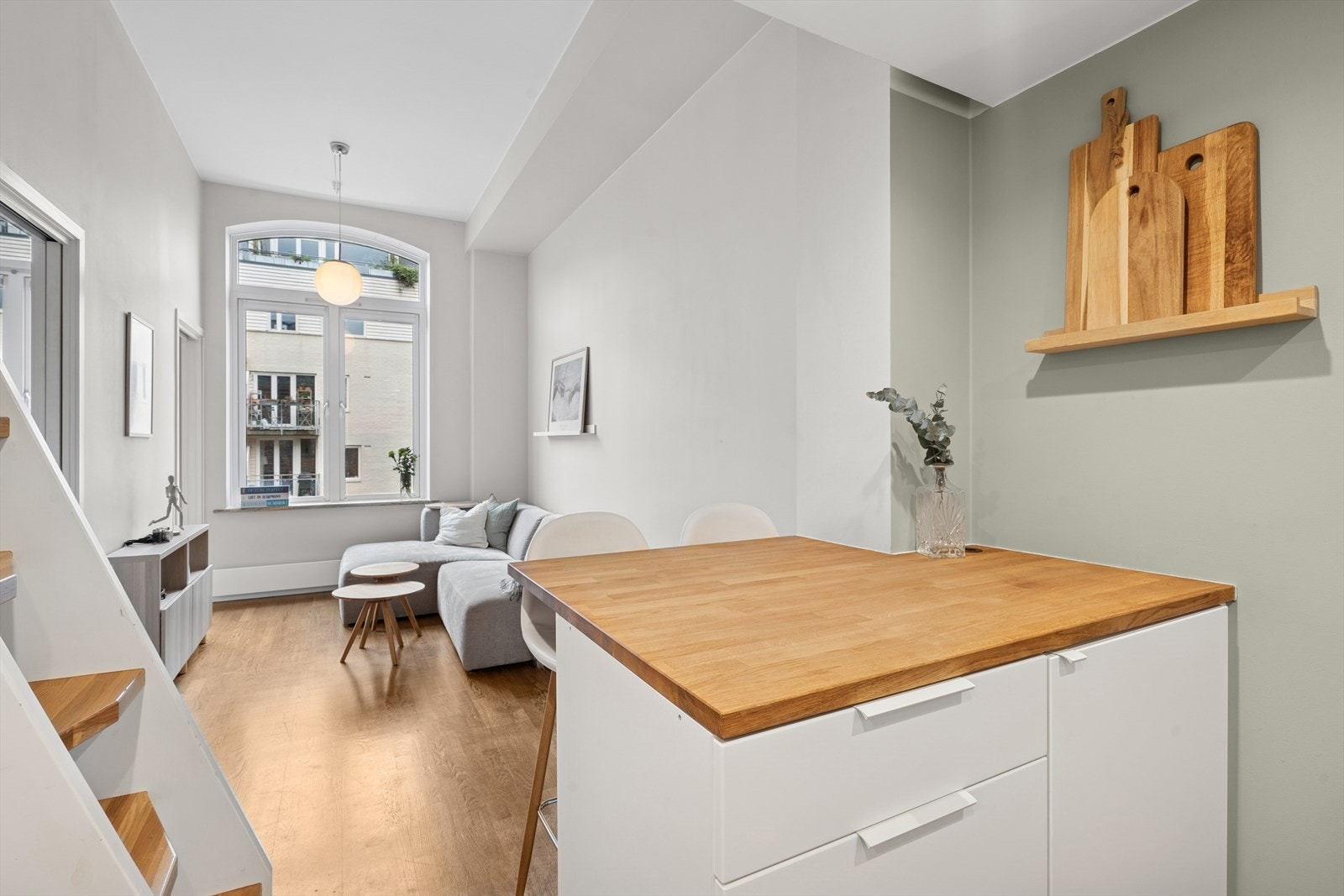 Kjøkkenet ligger i en åpen løsning mot stuen, og har trapp opp til hemsen. Galleribilde