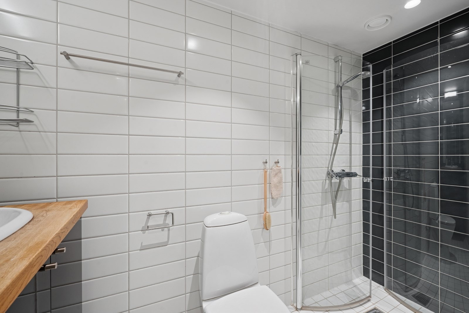 Lyst og fint bad med gulvvarme, samt flislagte gulv og vegger Galleribilde