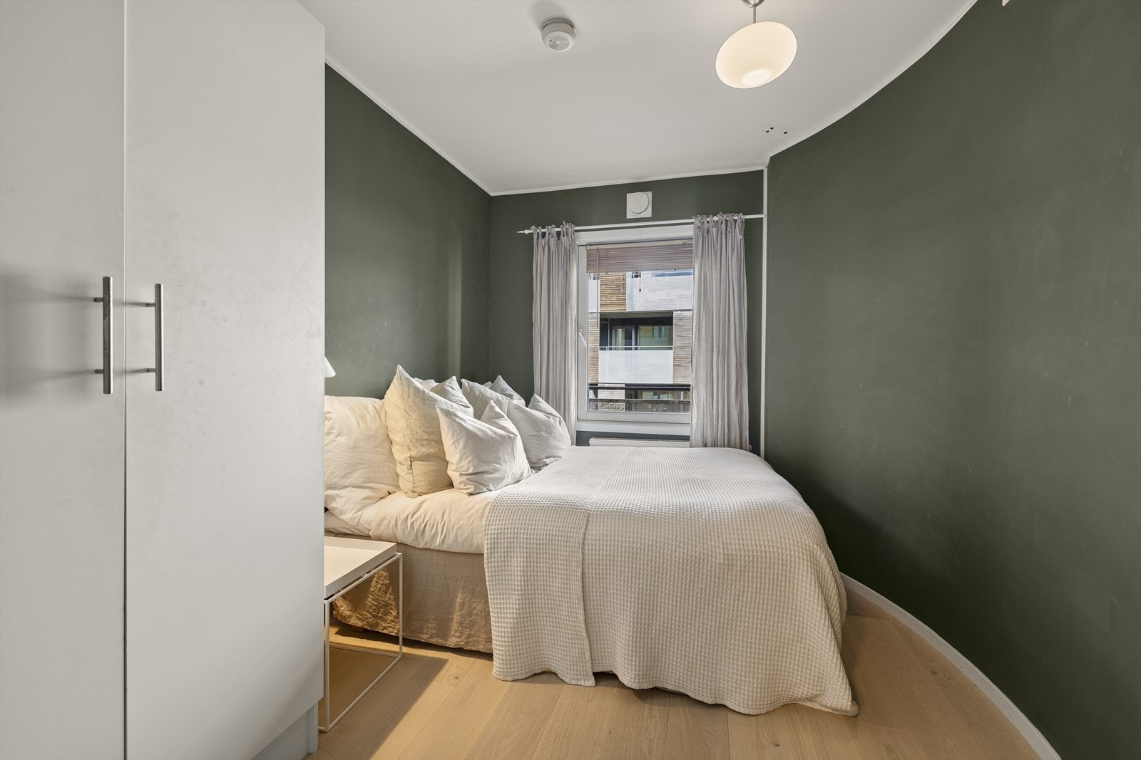 Soverommet er av god størrelse med god plass til en dobbeltseng og tilhørende møblement. Galleribilde