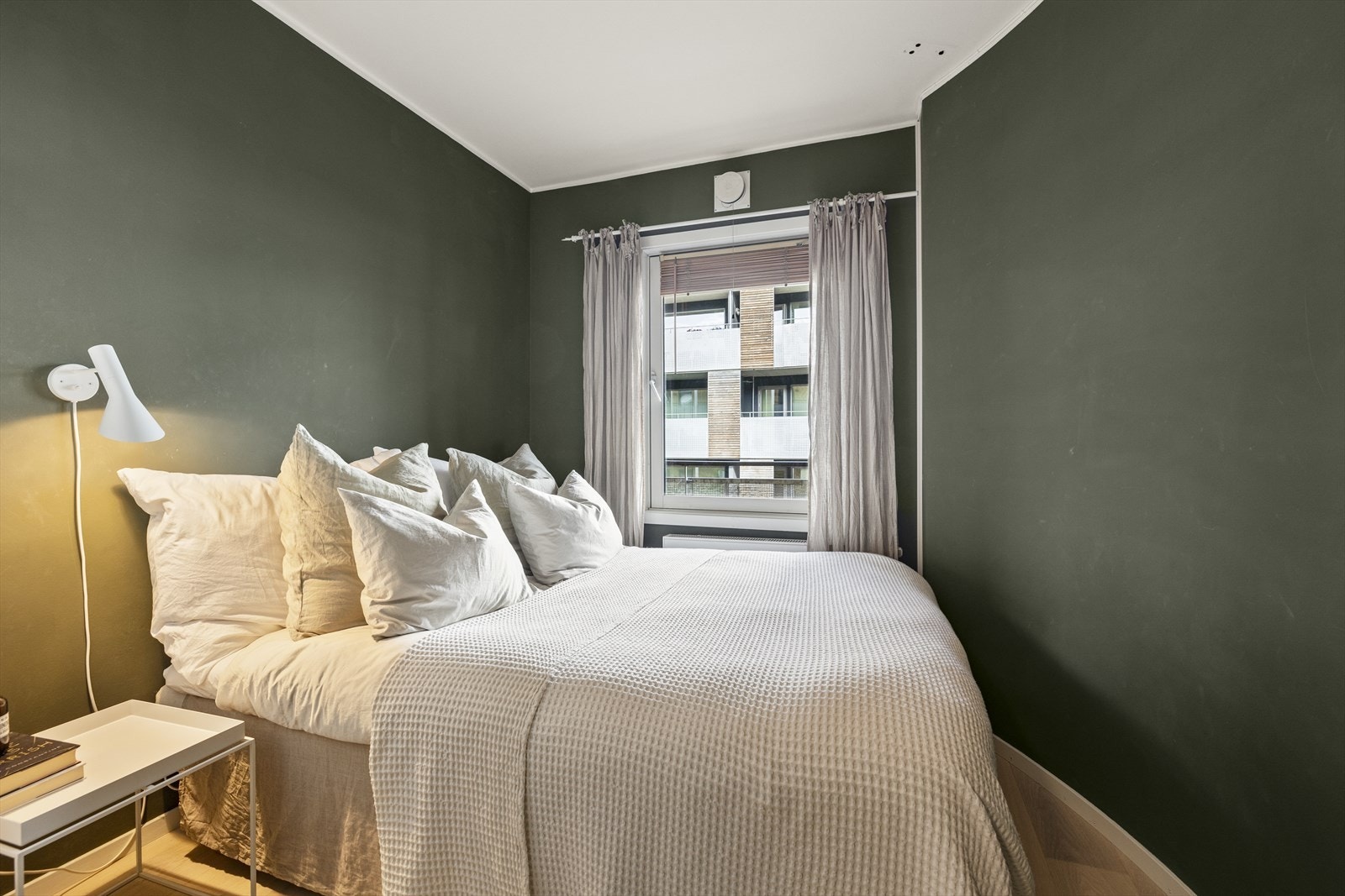 Soverommet vender ut mot rolig område. Galleribilde