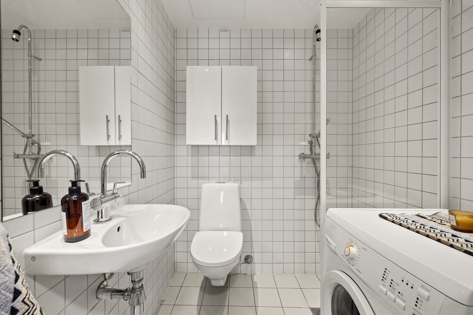 Pent flislagt bad fra 2005 med lyse vegger og gulv. Galleribilde