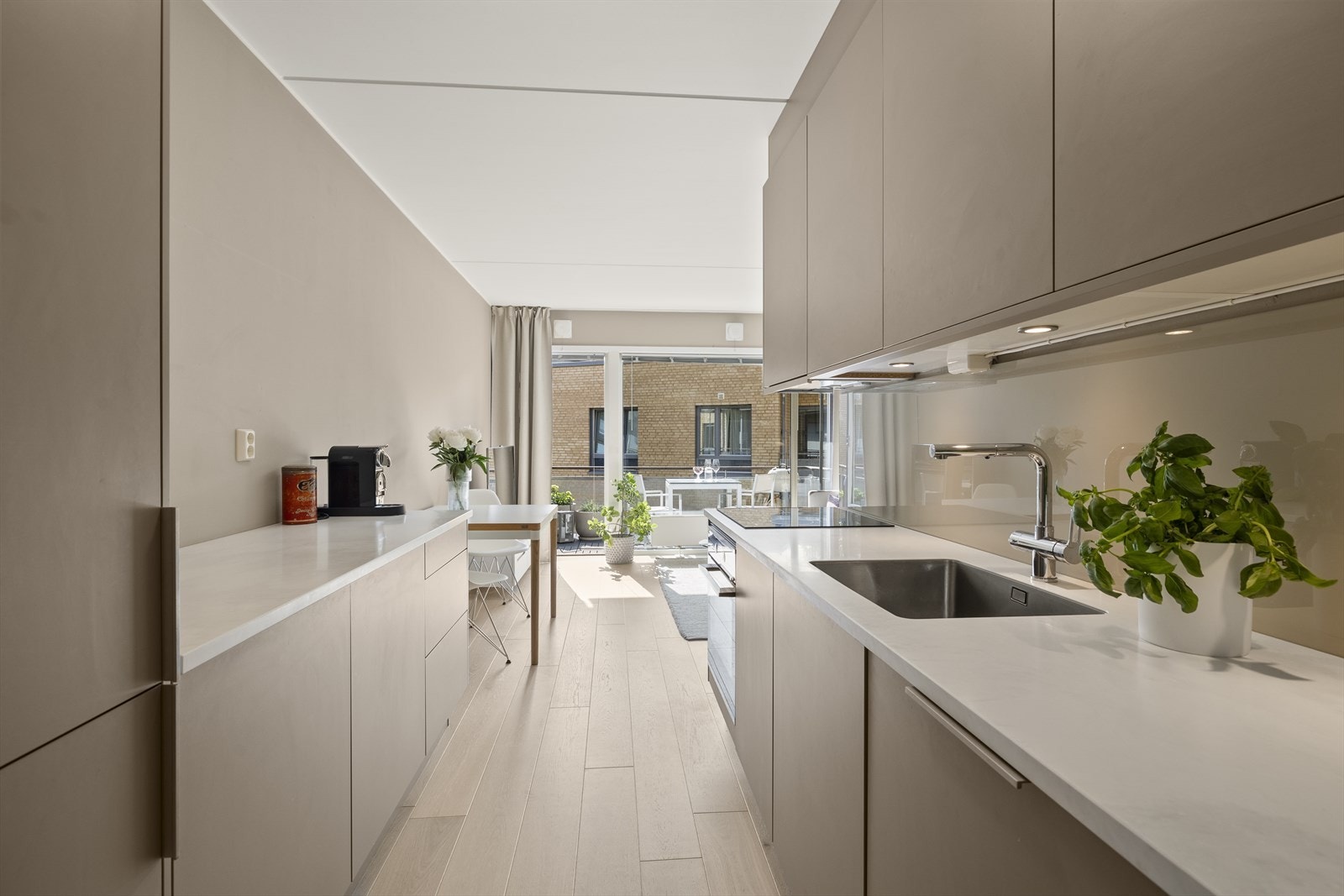 Benkeplaten er av Corestone med underlimt oppvaskkum. Det er integrert, oppvaskmaskin, stekeovn, induksjonstopp og kjøl/fryseskap. Galleribilde