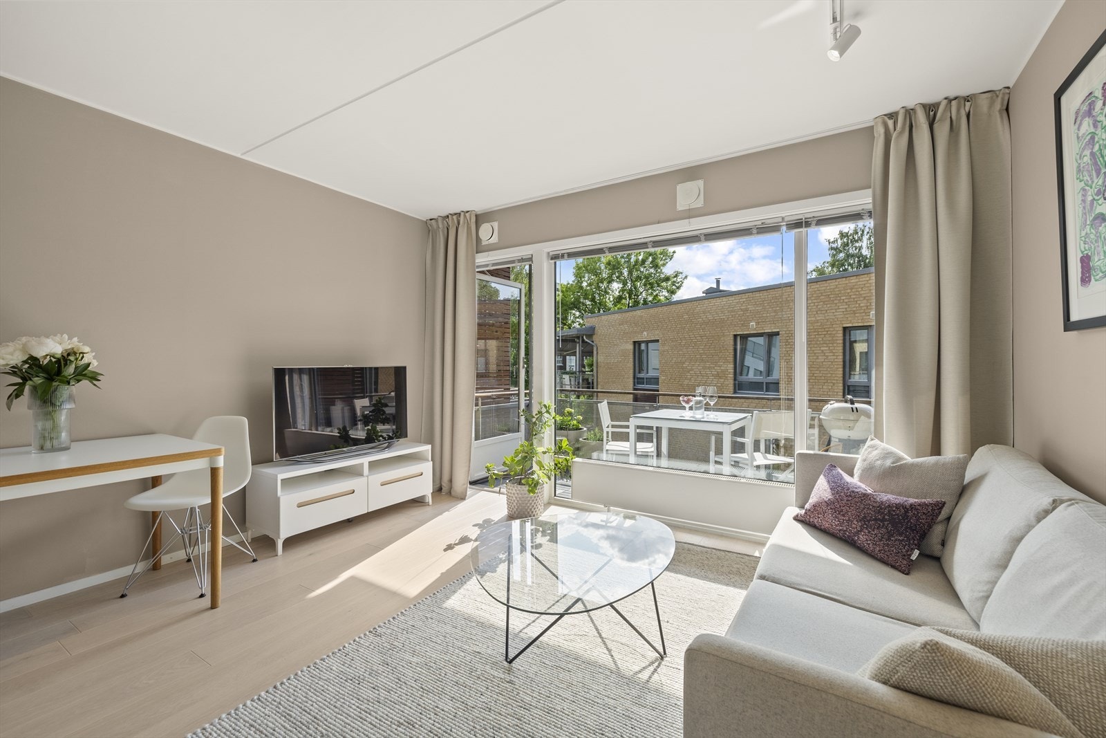 Legg merke til de store vinduene som slipper inn rikelig med naturlig lys. Galleribilde