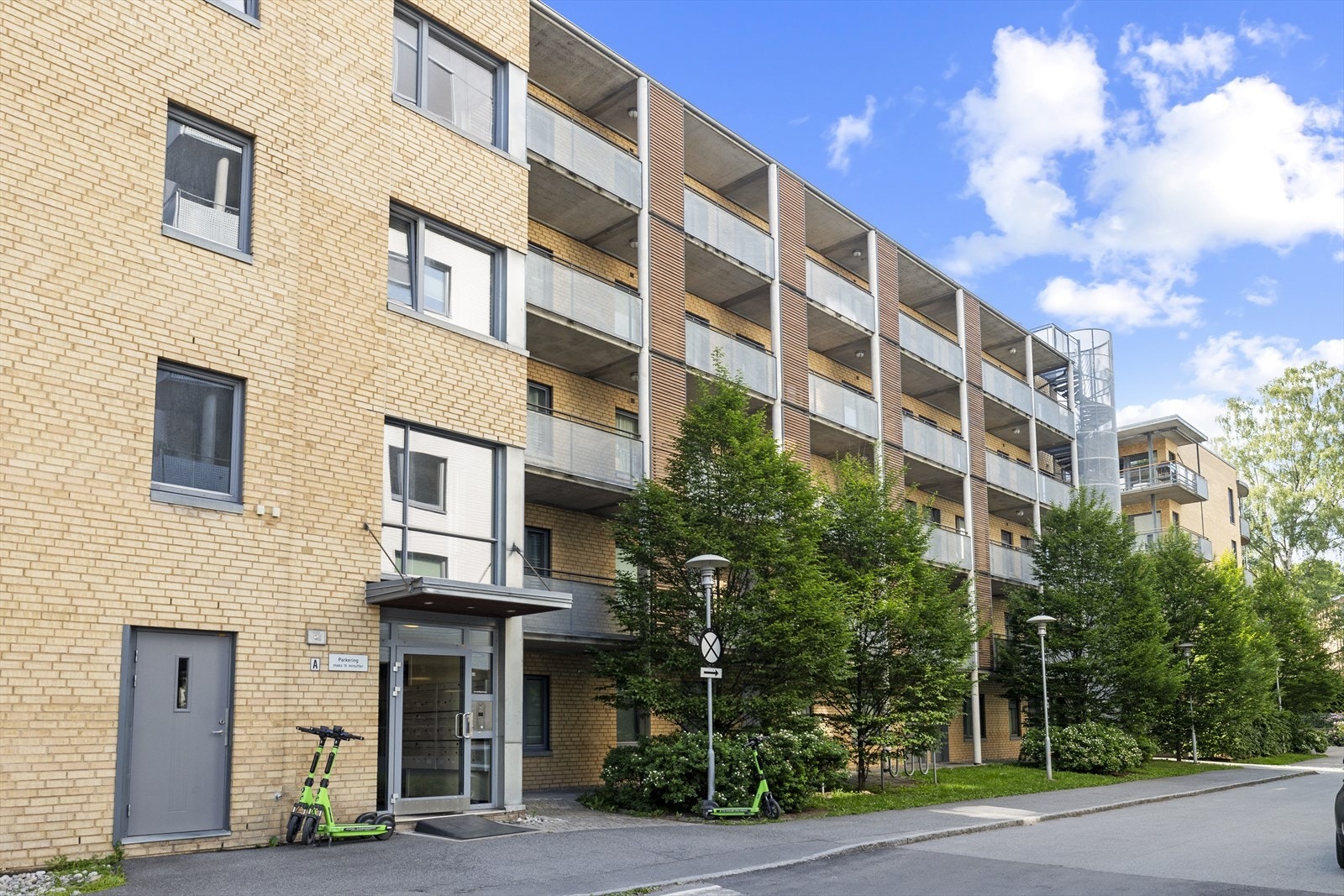 Felles inngangsparti med direkte adkomst til leiligheten via heis eller trapper. Galleribilde