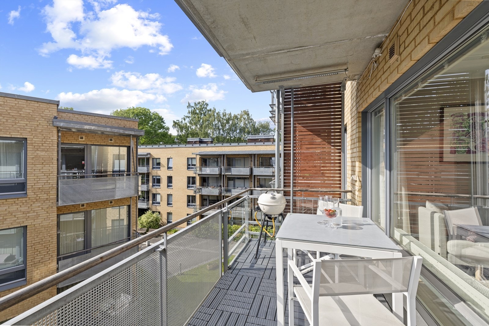 På balkongen har du god plass til en sittegruppe. Det er også mulighet for en gassgrill for de som liker å grille. Galleribilde