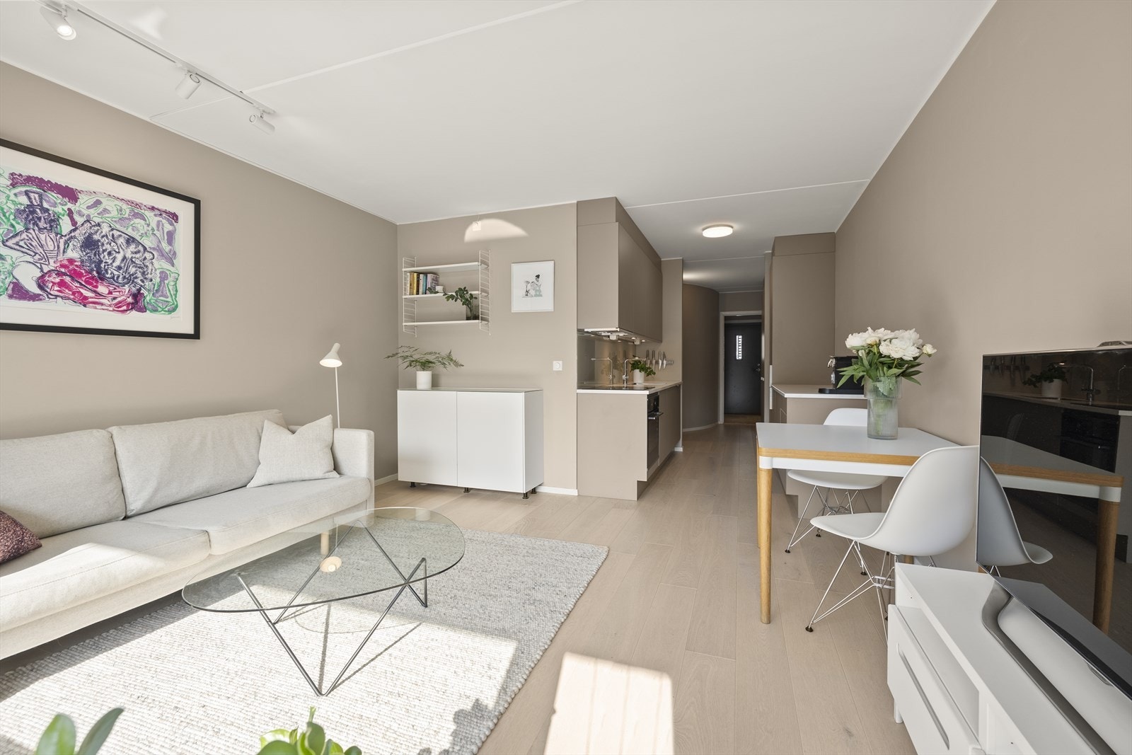 Stuen er malt i en lys og behagelig farge og har et pent parkettgulv fra 2020, som skaper en god atmosfære i rommet. Galleribilde