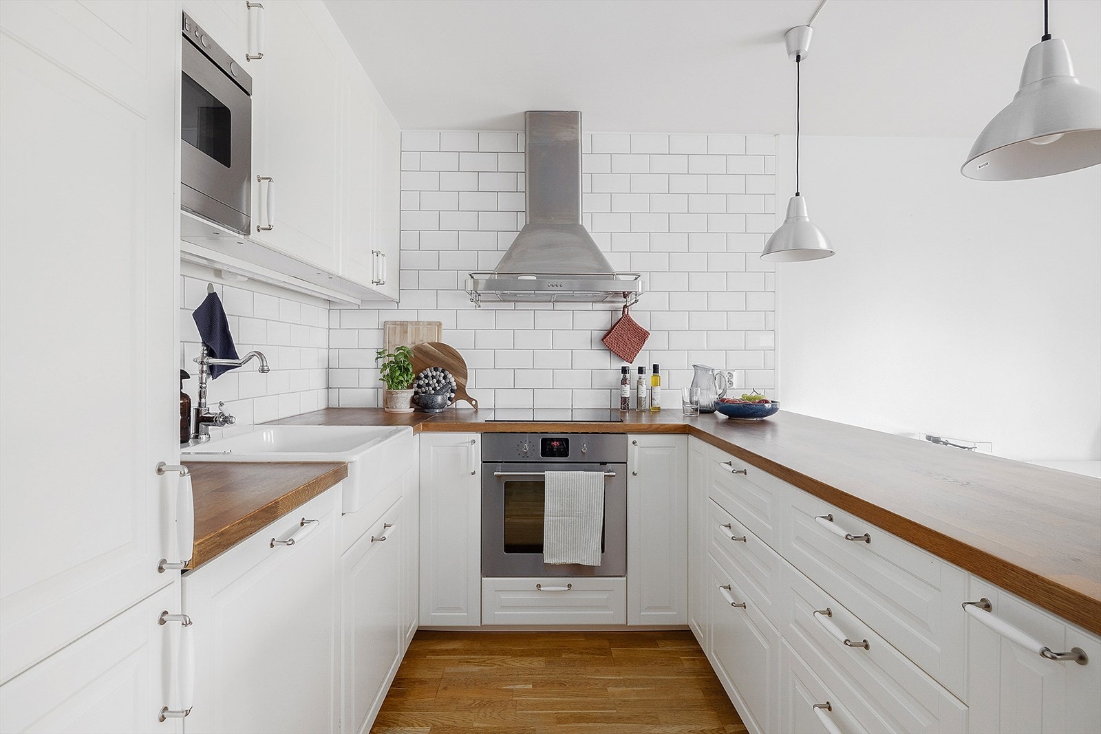 Lyst og pent kjøkken med god benkeplass Galleribilde