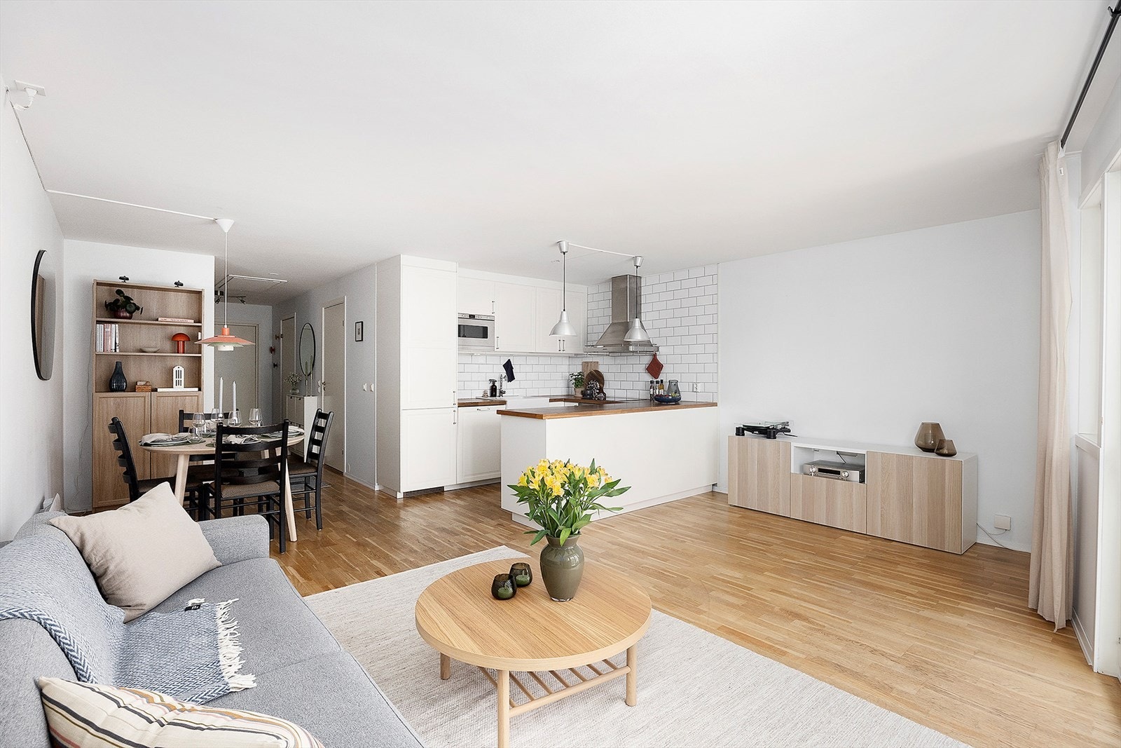 Leiligheten har en god planløsning med åpen løsning mellom stue og kjøkken Galleribilde