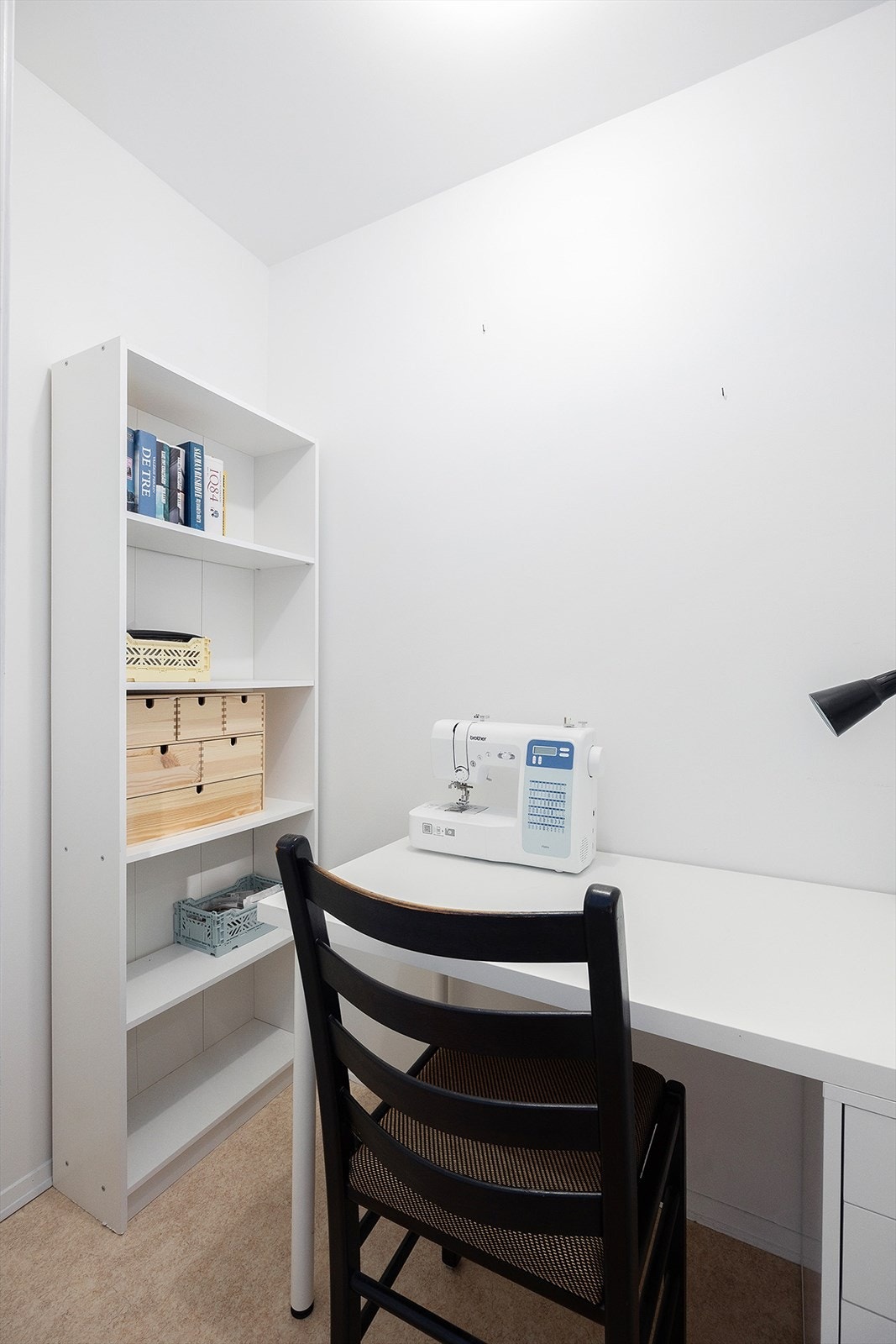 Praktisk innvendig bod med god oppbevaringsplass Galleribilde