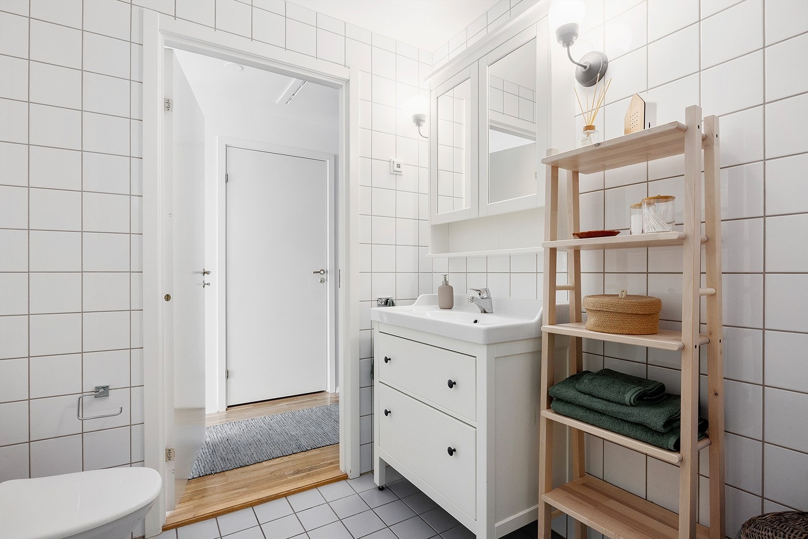 Badet har varmekabler i gulvet og opplegg til vaskemaskin Galleribilde