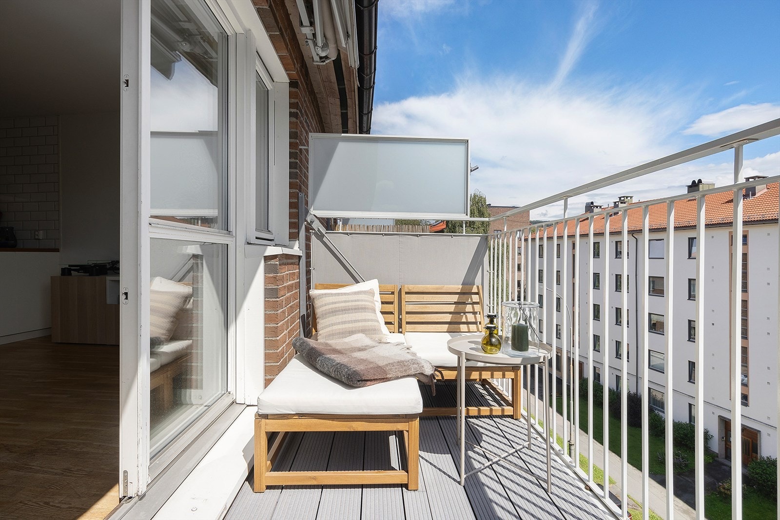 Leiligheten har en solrik balkong med høyt og fritt utsyn Galleribilde