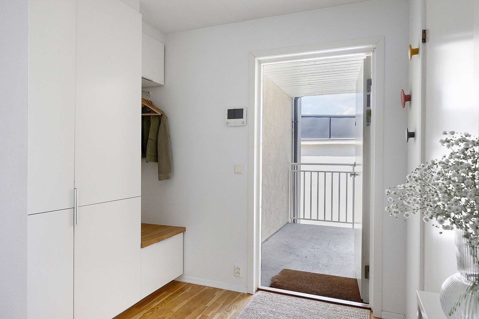 Romslig entré med gode plassbygde garderobeløsninger Galleribilde