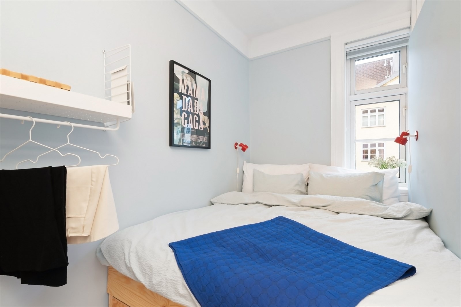 Hyggelig soverom med tilpasset dobbeltseng med sokkelskuffer. Galleribilde