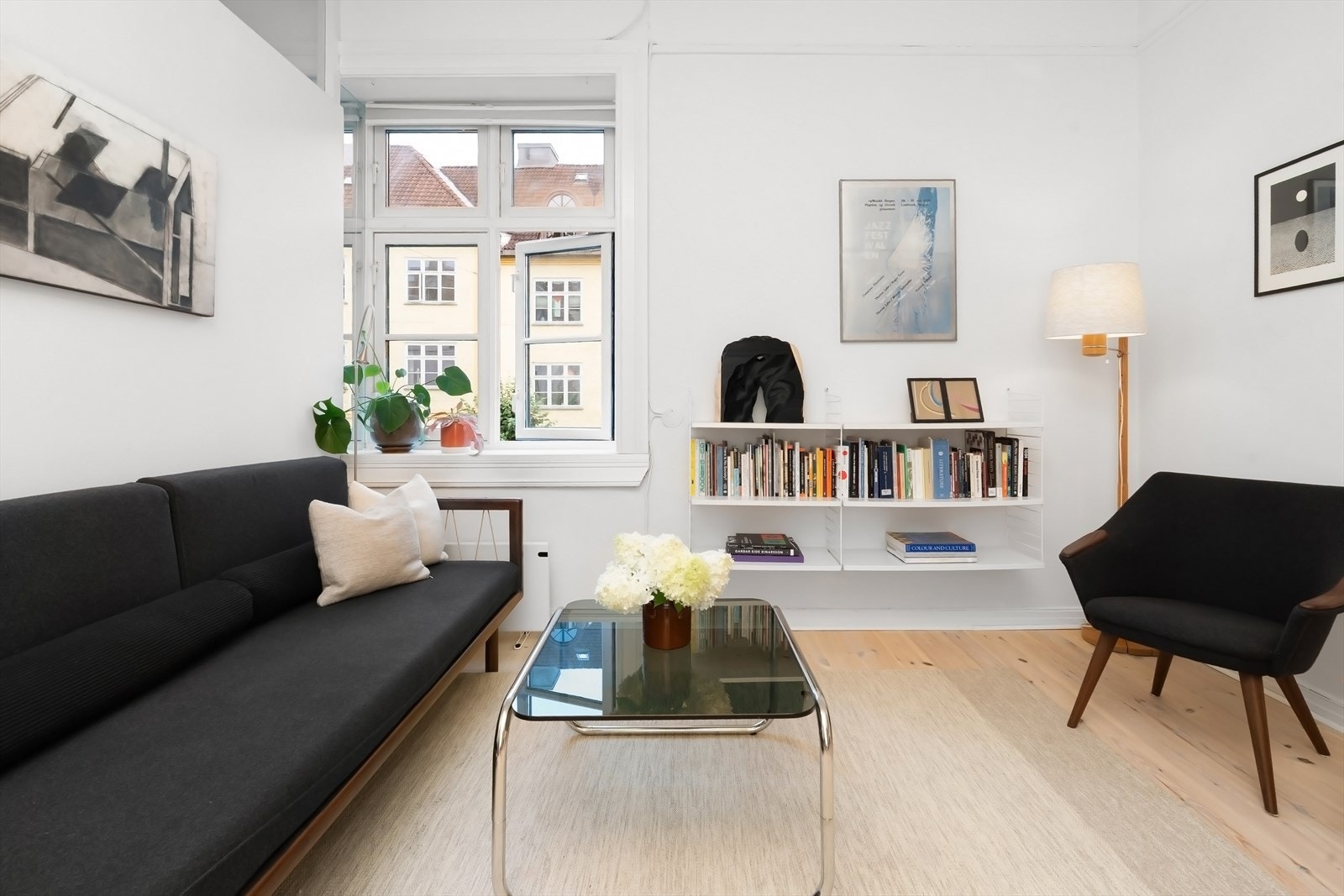 Stue har god plass til sofagruppe og annet møblement. Galleribilde