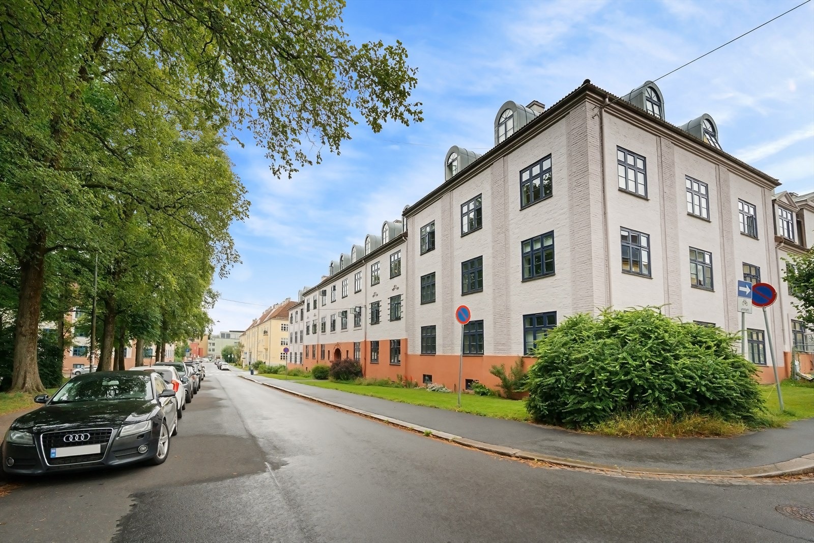 Det er god offentlig kommunikasjon (buss og trikk), samt butikker og serveringssteder rett i nærheten. Galleribilde