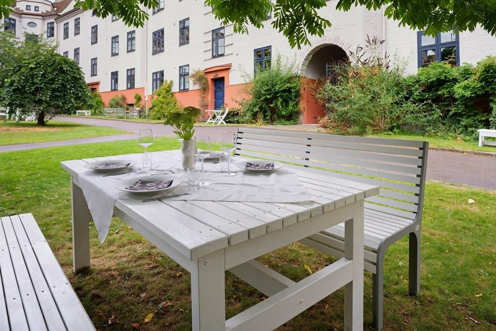 Skjermet beliggenhet og fantastisk bakgård med gode solforhold samt beplantning, gangstier, lekeplass og hyggelige sittegrupper. Galleribilde