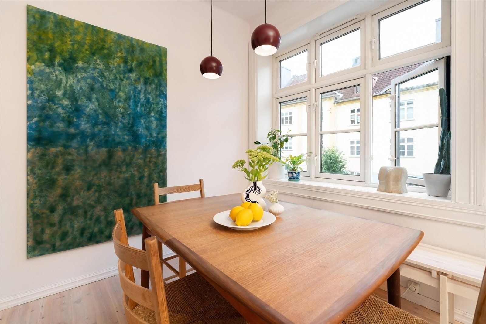 Leiligheten vender inn mot den flotte bakgården. Hyggelig utsyn over grøntarealene fra spiseplass. Galleribilde