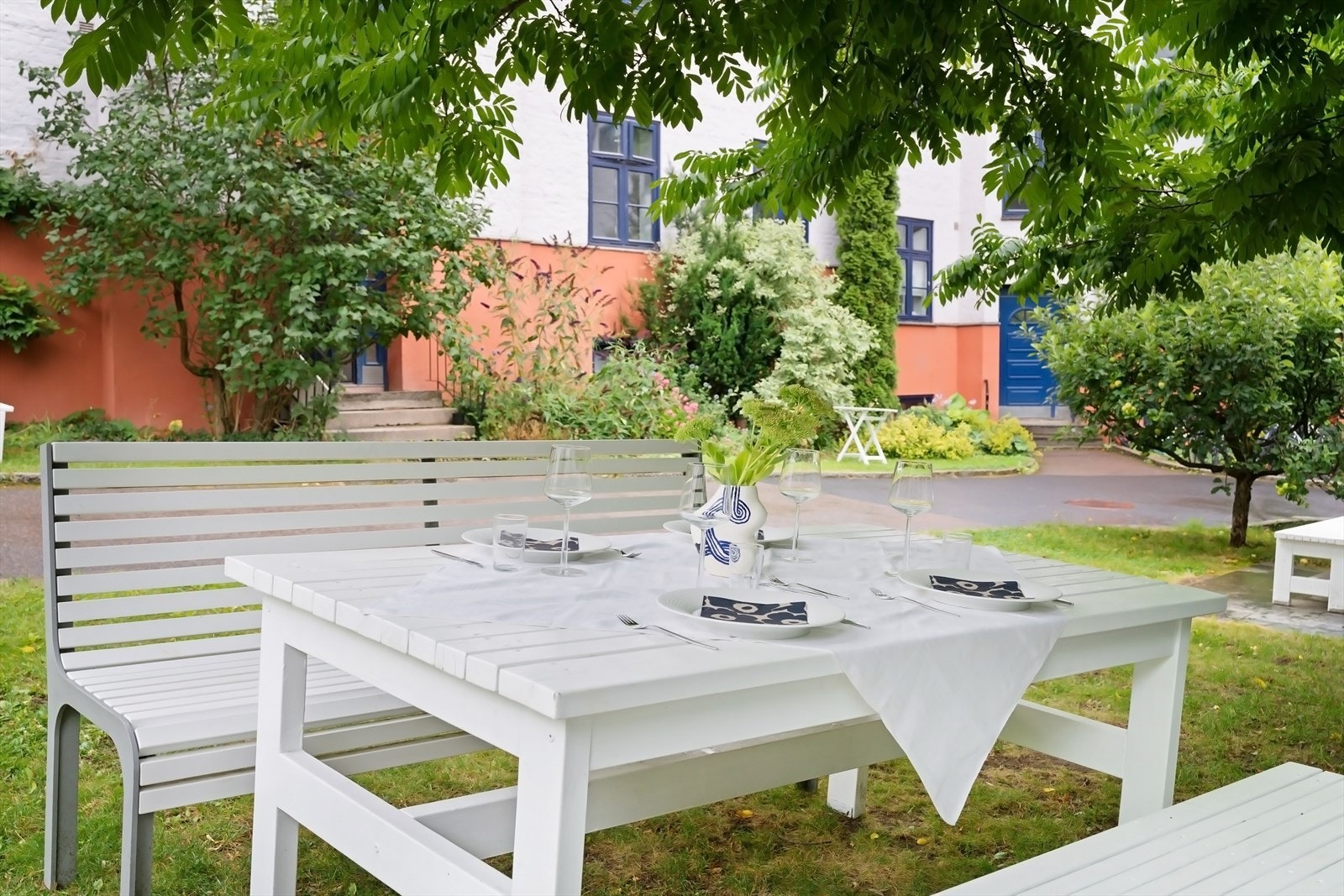 Bakgården oppleves som en oase som ligger godt skjermet fra støy. Galleribilde