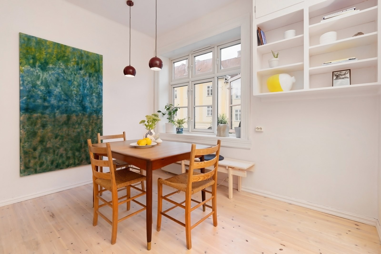 Stort og koselig spisekjøkken med lyse overflater og store vindusflater som slipper inn rikelig med lys. Galleribilde