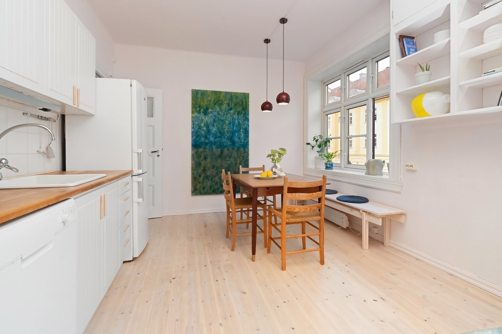 Lys og innbydende 2-roms i klassisk Torshovgård med god standard og stort spisekjøkken. Galleribilde