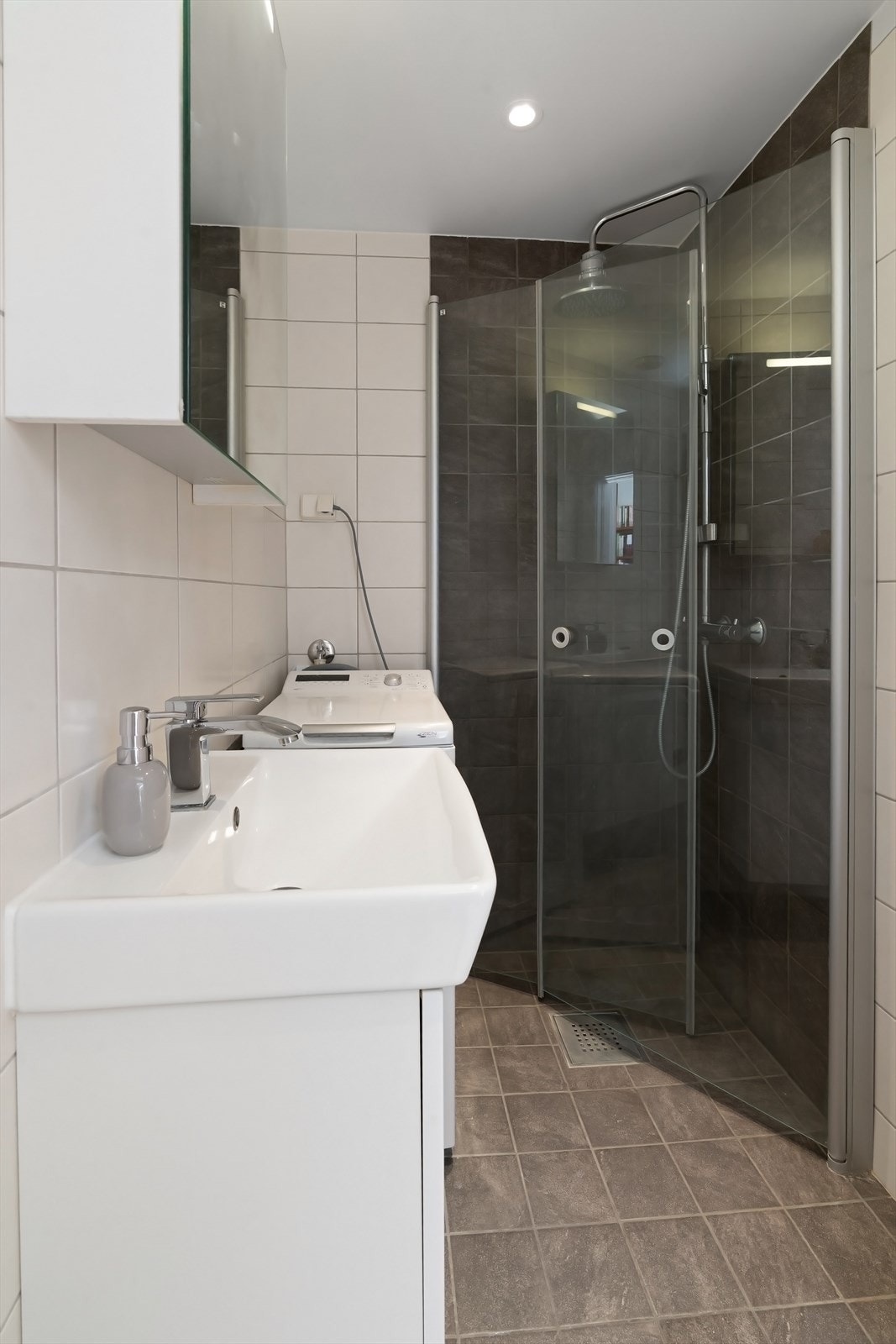 Pent flislagt bad fra 2013 med varmekabler i gulv, opplegg for vaskemaskin og downlights i himling. Galleribilde