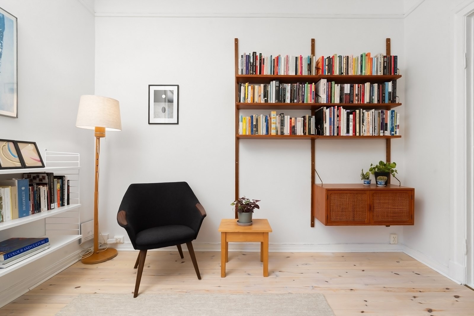 Heltre gulvbord og lysmalte overflater. Galleribilde