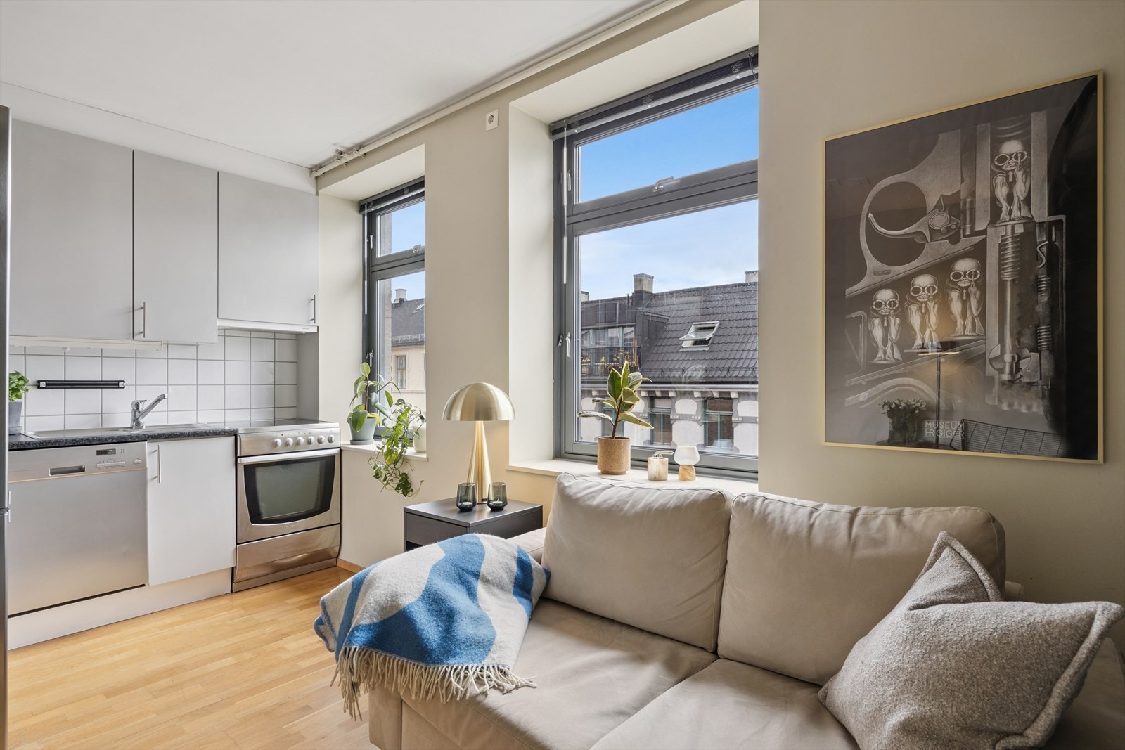 Stue med gode møbleringsmuligheter og store vinduer som gir flott dagslys. Galleribilde