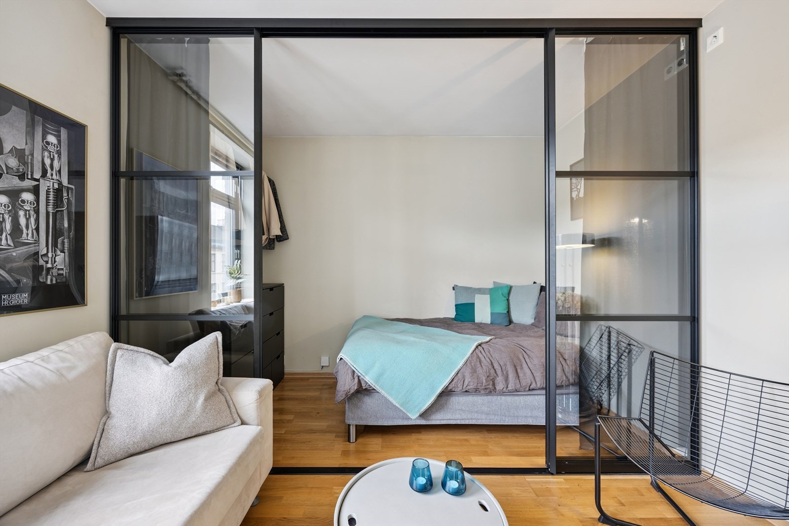 Stuen og alkoven bindes sammen av varme parkettgulv og en stilren glassvegg. Galleribilde