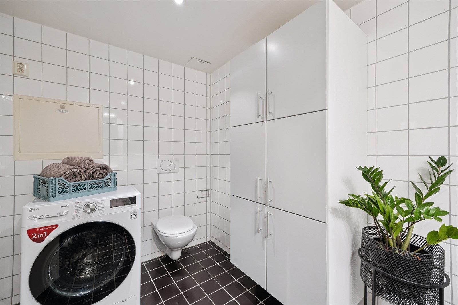 Badet har vegghengt toalett, god skapplass og opplegg for vaskemaskin. Galleribilde