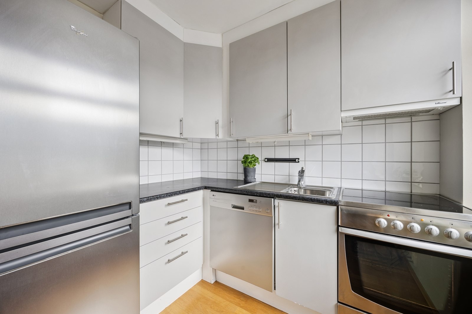 Kjøkken med tidløse fronter, laminat benkeplate og alt av nødvendige hvitevarer. Galleribilde