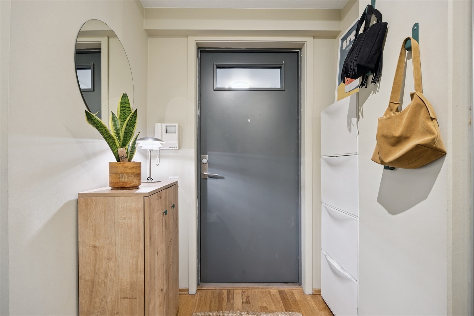 Sikker entrédør med glassfelt og kikkhull gir både trygghet og lysinnslipp. Galleribilde