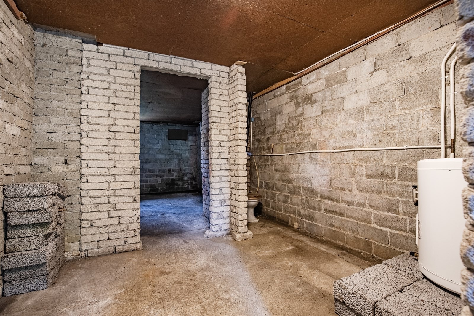 Varmtvannstank er plassert i kjeller, og det er opplegg for WC Galleribilde